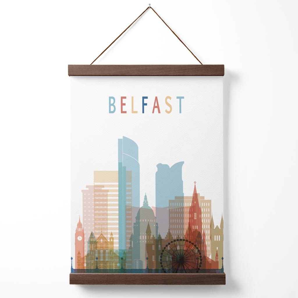 Fargerik plakat med bybilde fra Belfast og oppheng