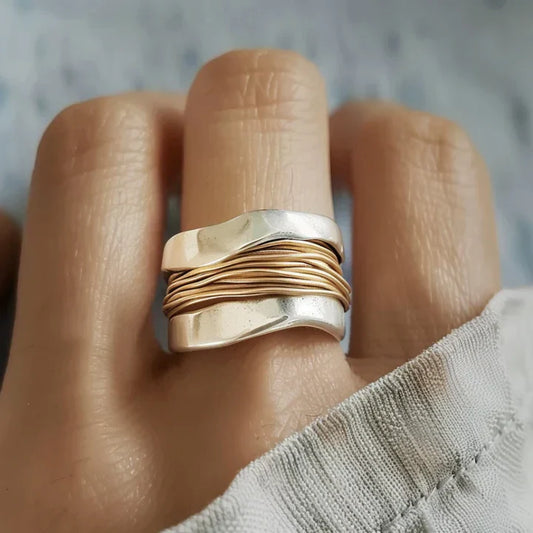Elegant Sølv Ring med Luksuriøse Gylne Accenter - Solaira