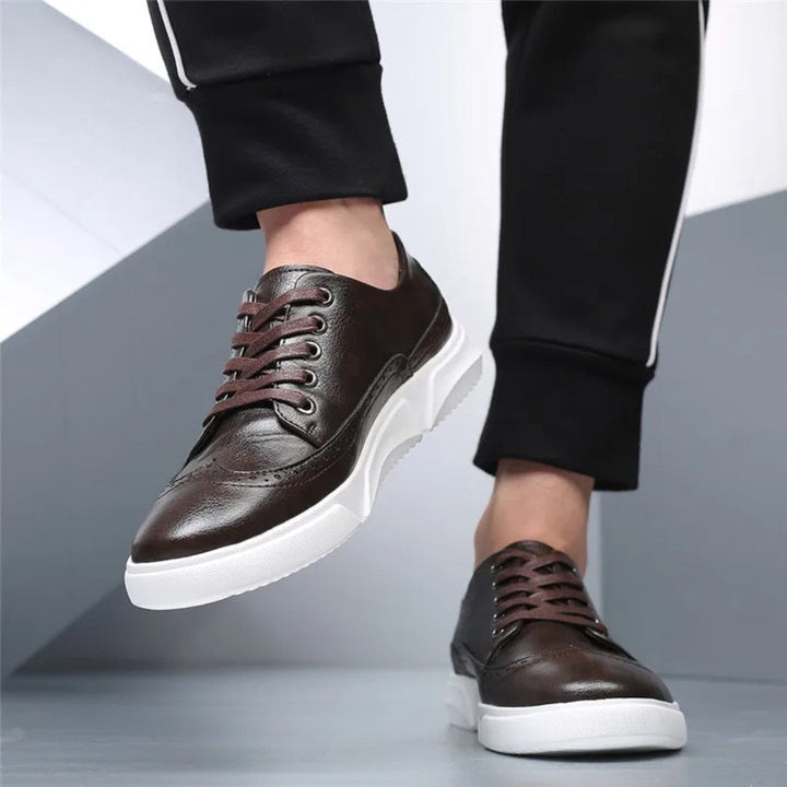 Brogue-sneakers i skinn med gummisåle