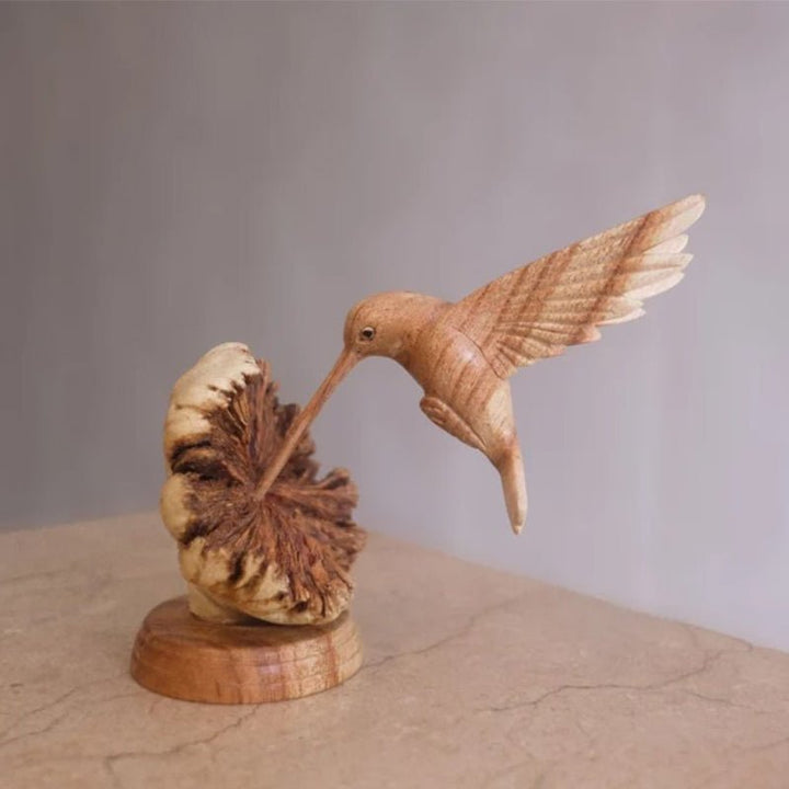 Skanto | Kolibri som spiser på en blomst, Håndlaget skulptur