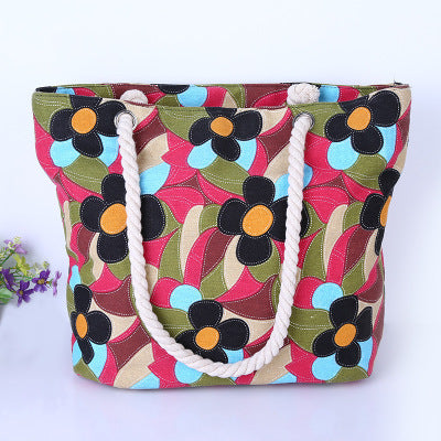 Stor og fargerik strandbag med blomsterdesign Skanto