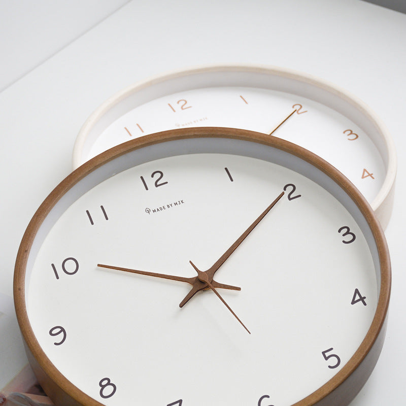 Skanto | Enkel analog veggklokke i massivt tre for hjemmet – tidløs og elegant!