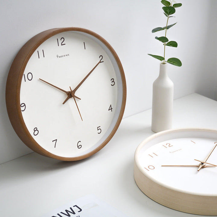 Skanto | Enkel analog veggklokke i massivt tre for hjemmet – tidløs og elegant!