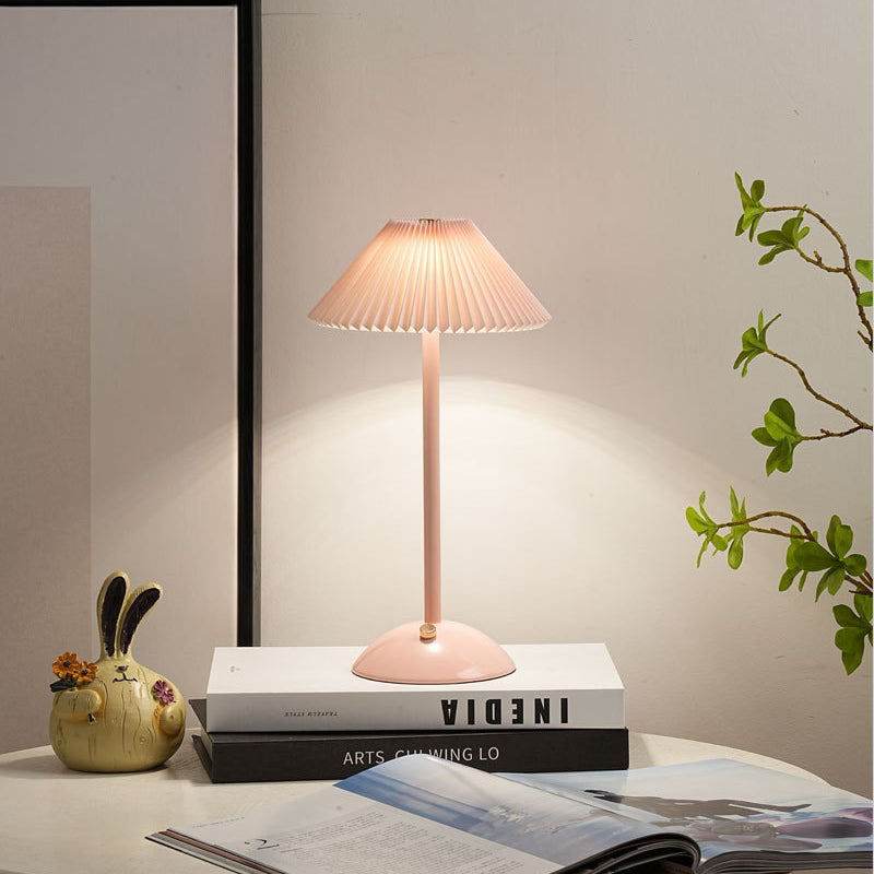 Norvo | Moderne skandinavisk oppladbar jernstoff cone plisserte LED bordlampe for nattbord