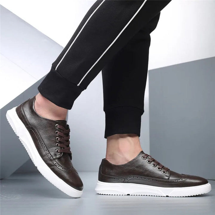 Brogue-sneakers i skinn med gummisåle