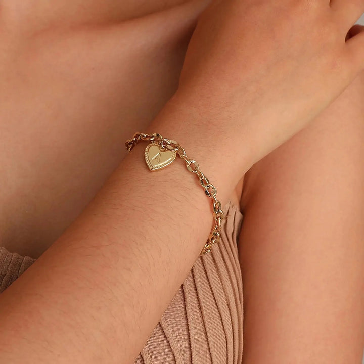 Skanto | 14k Delikat Hjerte Graverte Bokstav Initial Armbånd