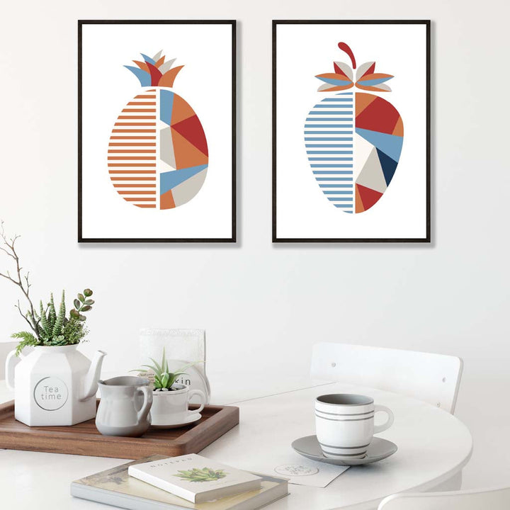 Sett med 2 kunsttrykk med geometrisk jordbærmotiv i blått og oransje