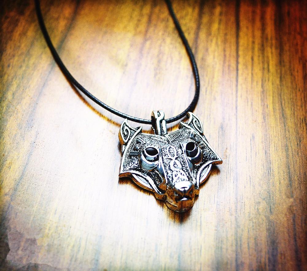 Norse Wolf Head Necklace - Gratis frakt! | Skanto
