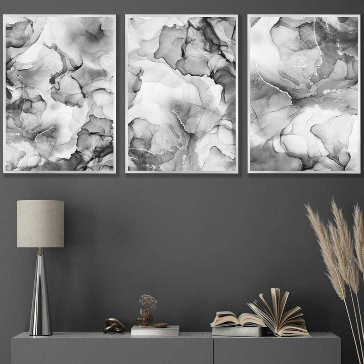 Abstrakt blomstermønster i grått, sett med 3 veggkunstverk | Innrammet