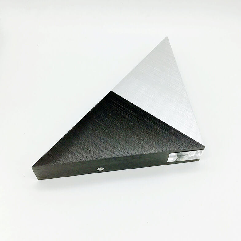 Skanto | TriLumina Prism LED Vegglampe | Kreativ Pyramide Design | Aluminium & Akryl | Fargede Lysalternativer