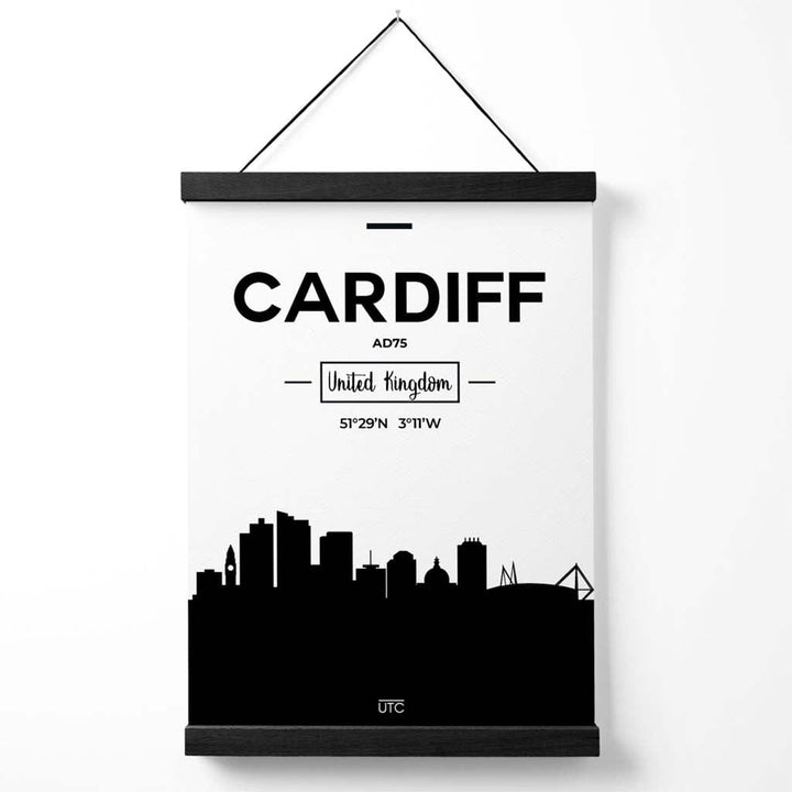 Plakat med bybilde av Cardiff (svart-hvitt) med oppheng