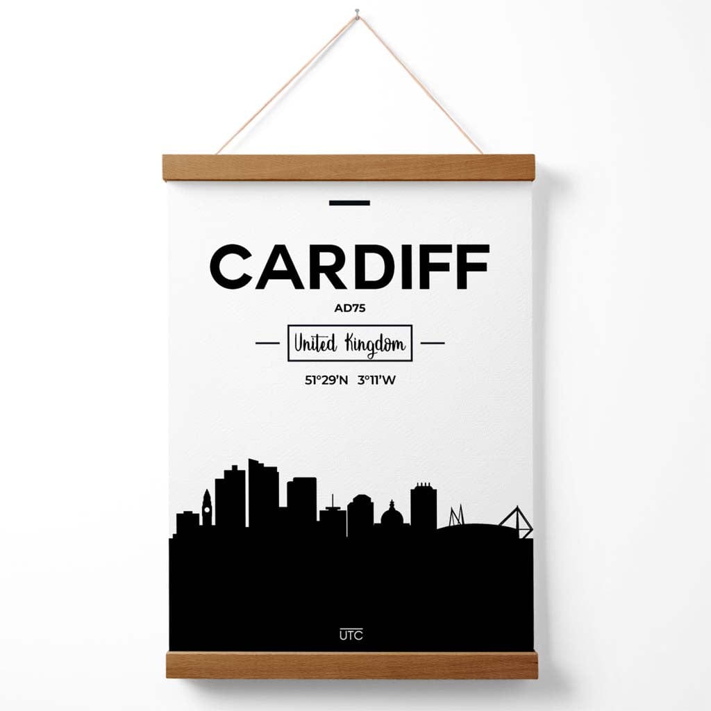 Plakat med bybilde av Cardiff (svart-hvitt) med oppheng