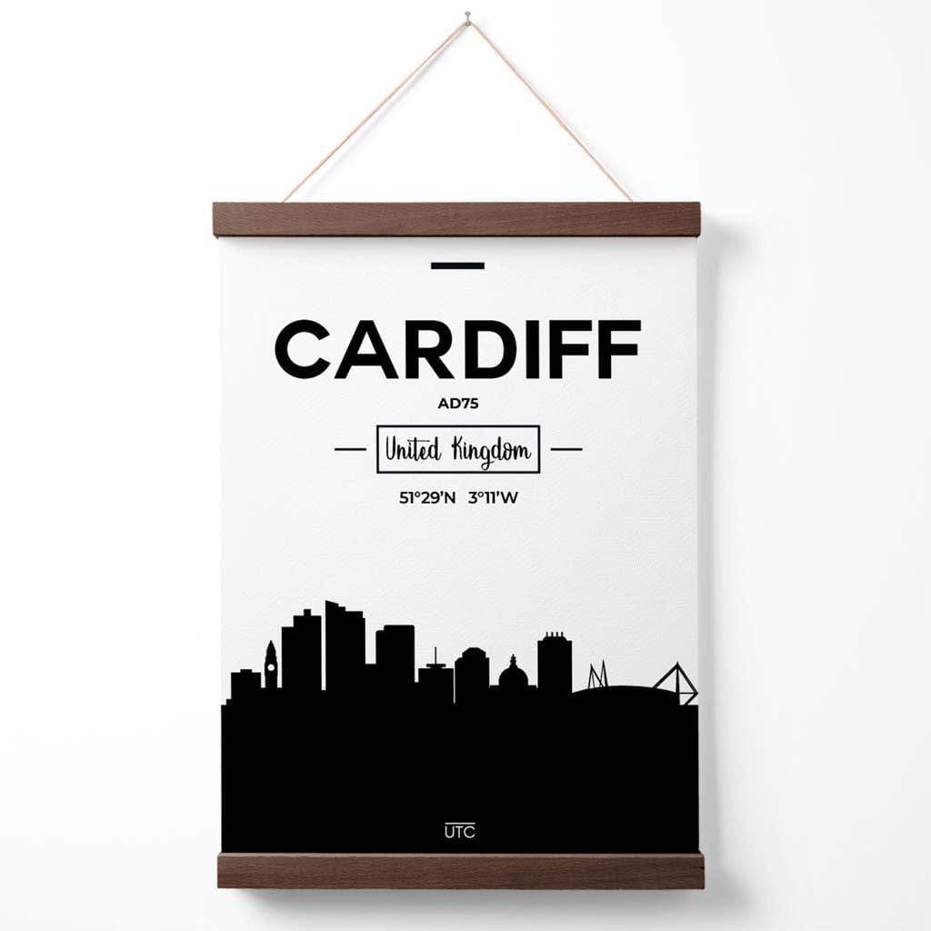 Plakat med bybilde av Cardiff (svart-hvitt) med oppheng