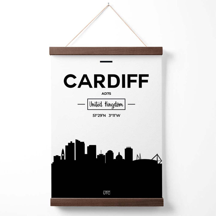 Plakat med bybilde av Cardiff (svart-hvitt) med oppheng