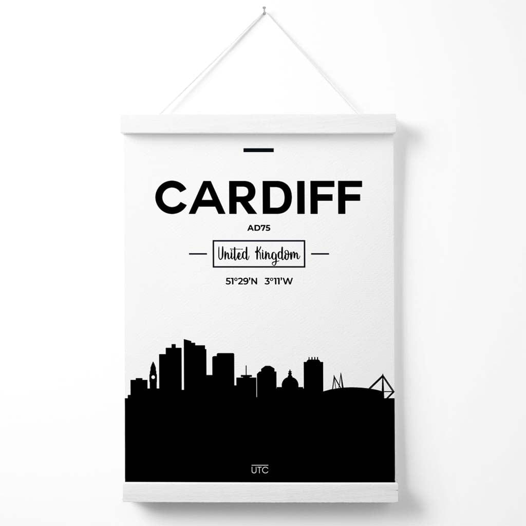 Plakat med bybilde av Cardiff (svart-hvitt) med oppheng