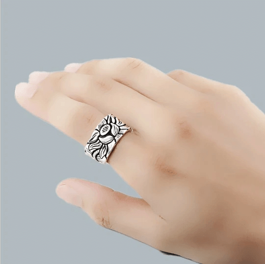 Skanto | Positive Thoughts Lotus Pattern Ring