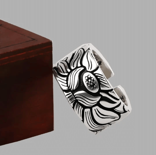 Skanto | Positive Thoughts Lotus Pattern Ring