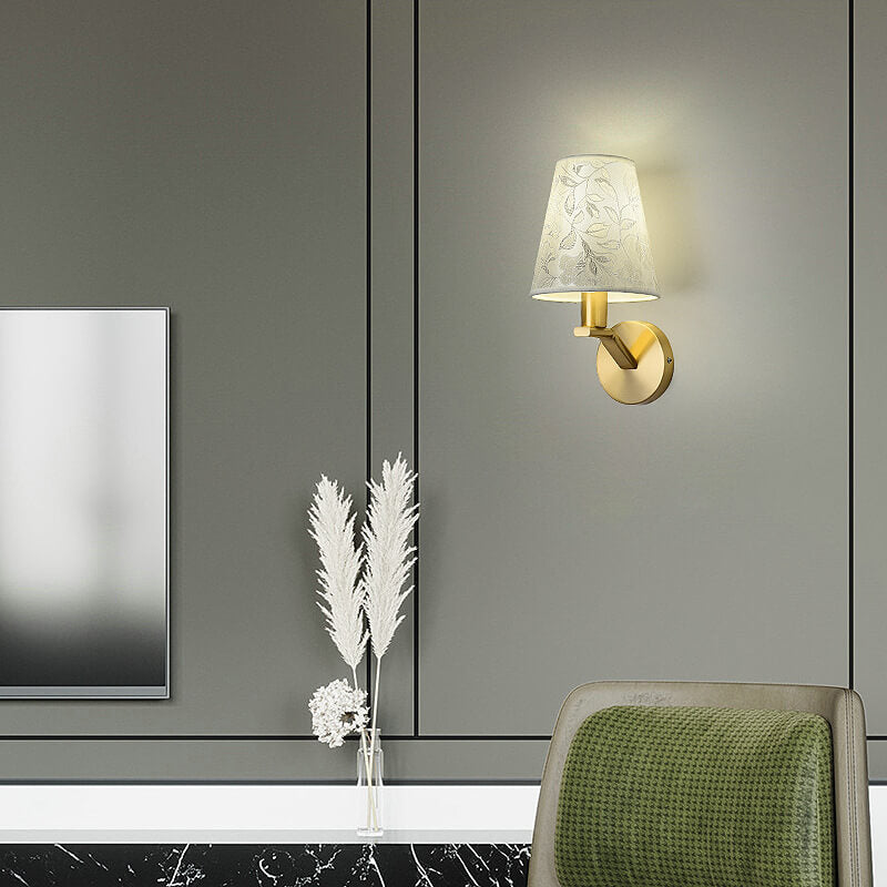 Stilig stoffvegglampe med elegant blomstermønster | Skanto