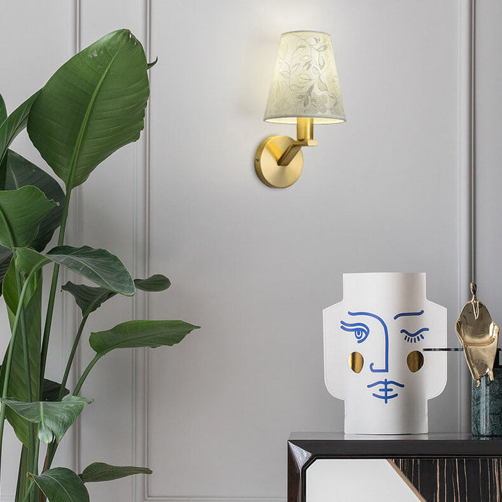 Stilig stoffvegglampe med elegant blomstermønster | Skanto