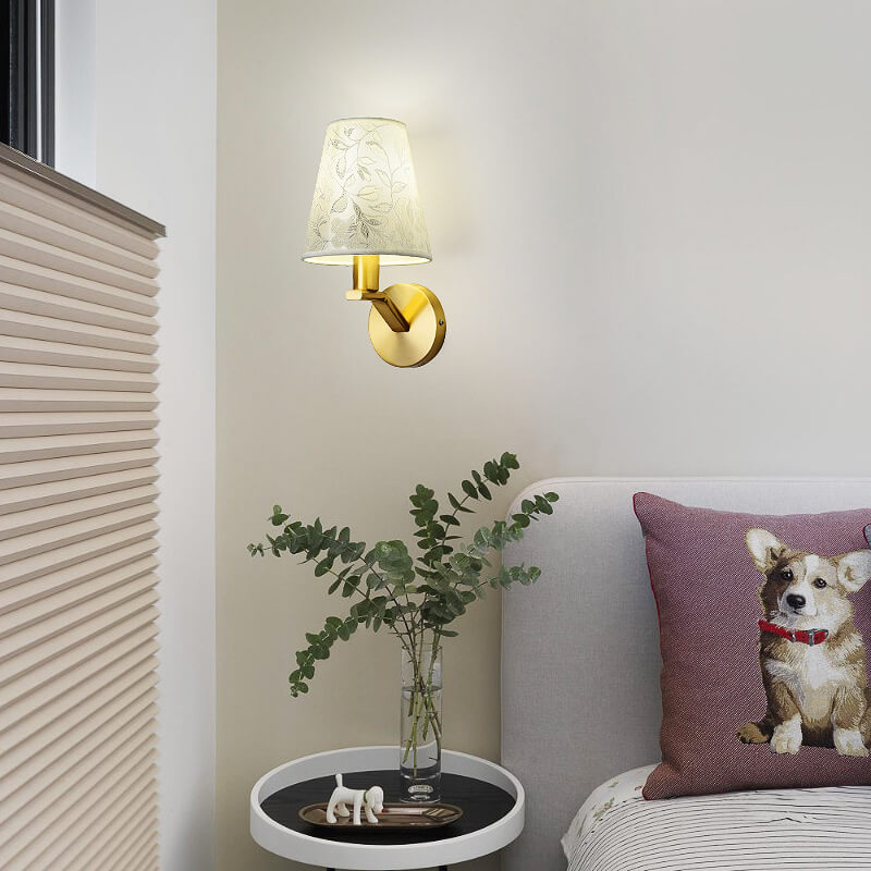 Stilig stoffvegglampe med elegant blomstermønster | Skanto