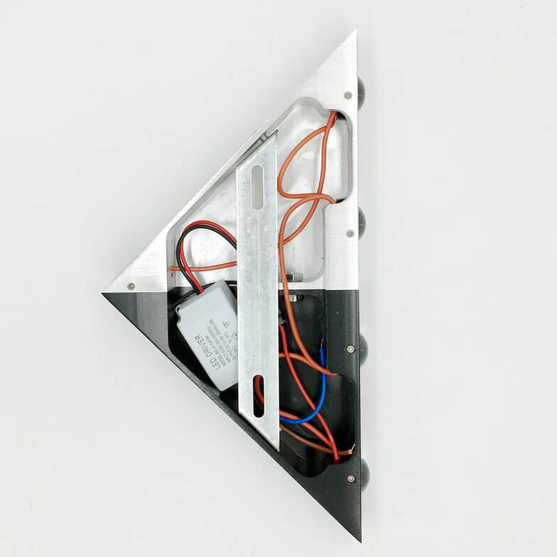 Skanto | TriLumina Prism LED Vegglampe | Kreativ Pyramide Design | Aluminium & Akryl | Fargede Lysalternativer