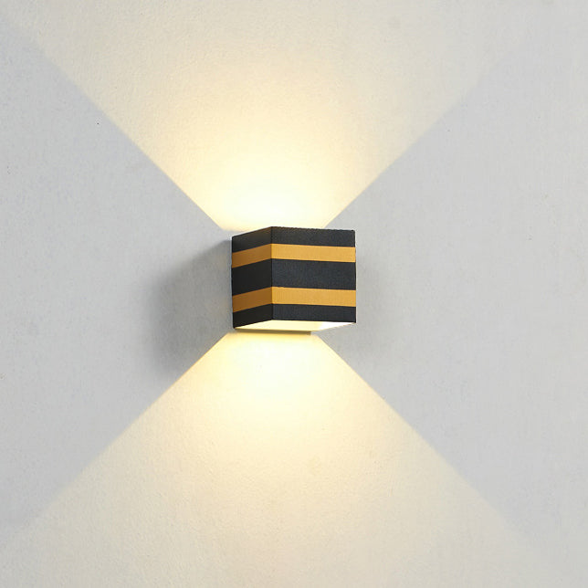 Minimalistisk, firkantet LED-vegglampe i aluminium for utendørs bruk – vanntett og kubeformet