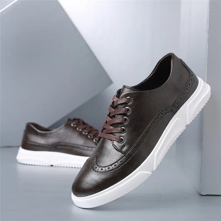 Brogue-sneakers i skinn med gummisåle