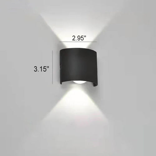 Moderne LED-vegglampe med oppover- og nedoverbuede spotlights, vanntett, for utendørs bruk