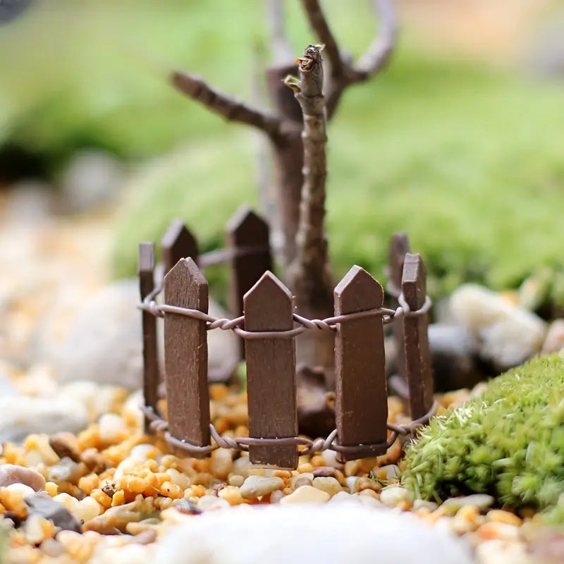 Skanto | Miniatyrtre hagegjerde – Fargerik dekorasjon for fehage og modellbygging