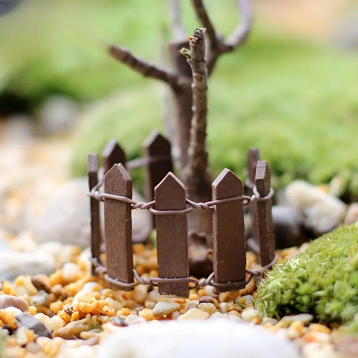 Skanto | Miniatyrtre hagegjerde – Fargerik dekorasjon for fehage og modellbygging