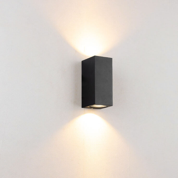 Moderne, enkel, vanntett vegglampe med 2 lyskilder laget av aluminium og glass i sylindrisk design for utendørs bruk.