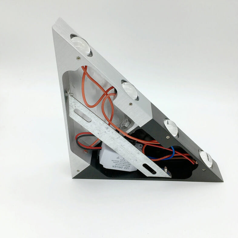 Skanto | TriLumina Prism LED Vegglampe | Kreativ Pyramide Design | Aluminium & Akryl | Fargede Lysalternativer