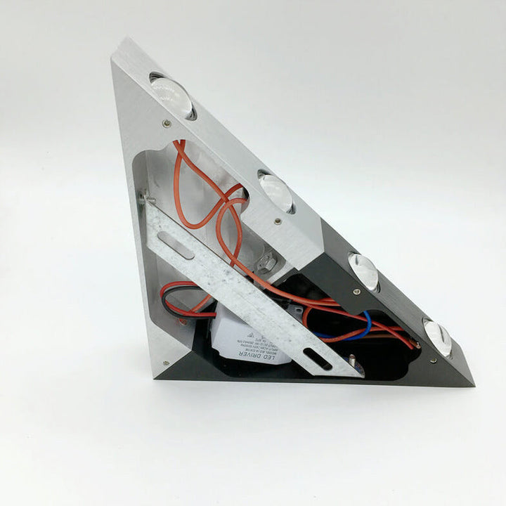 Skanto | TriLumina Prism LED Vegglampe | Kreativ Pyramide Design | Aluminium & Akryl | Fargede Lysalternativer
