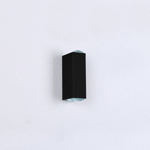 Moderne LED-vegglampe med to lyshoder og aluminiumslinse for utendørs bruk.