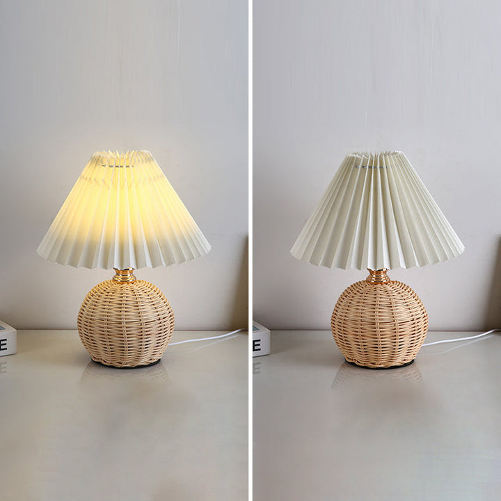 Skanto | RattaLume Nordic LED Bordlampe | Vevd Rattan & Foldbar Stoffskjerm | Stemningslys | Dekor for Soverommet