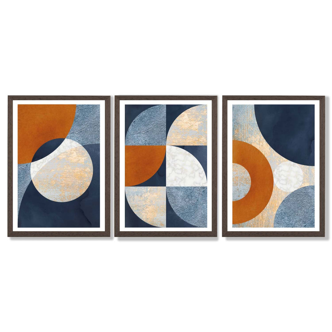 Abstrakt geometrisk sett med 3 innrammede kunsttrykk i marineblått, oransje og gull