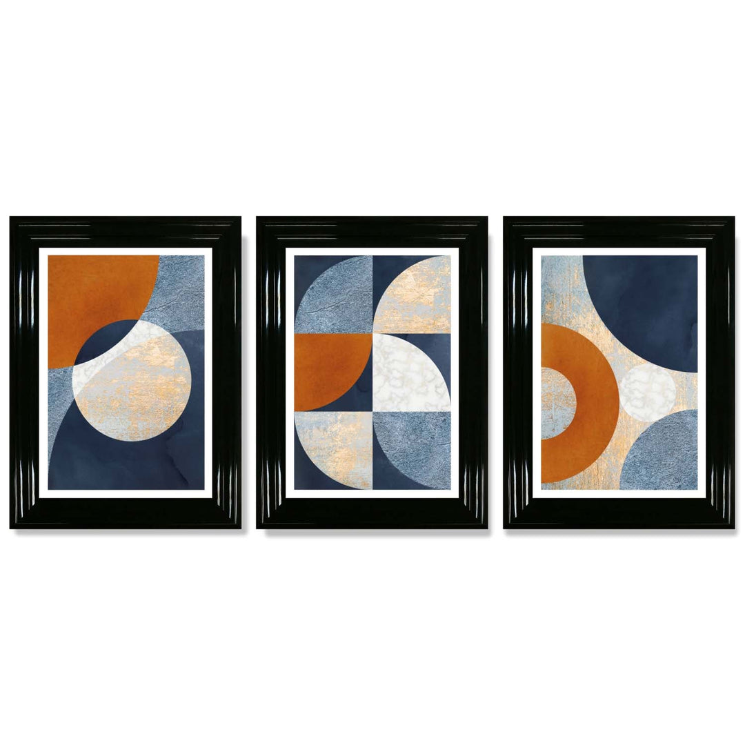 Abstrakt geometrisk sett med 3 innrammede kunsttrykk i marineblått, oransje og gull