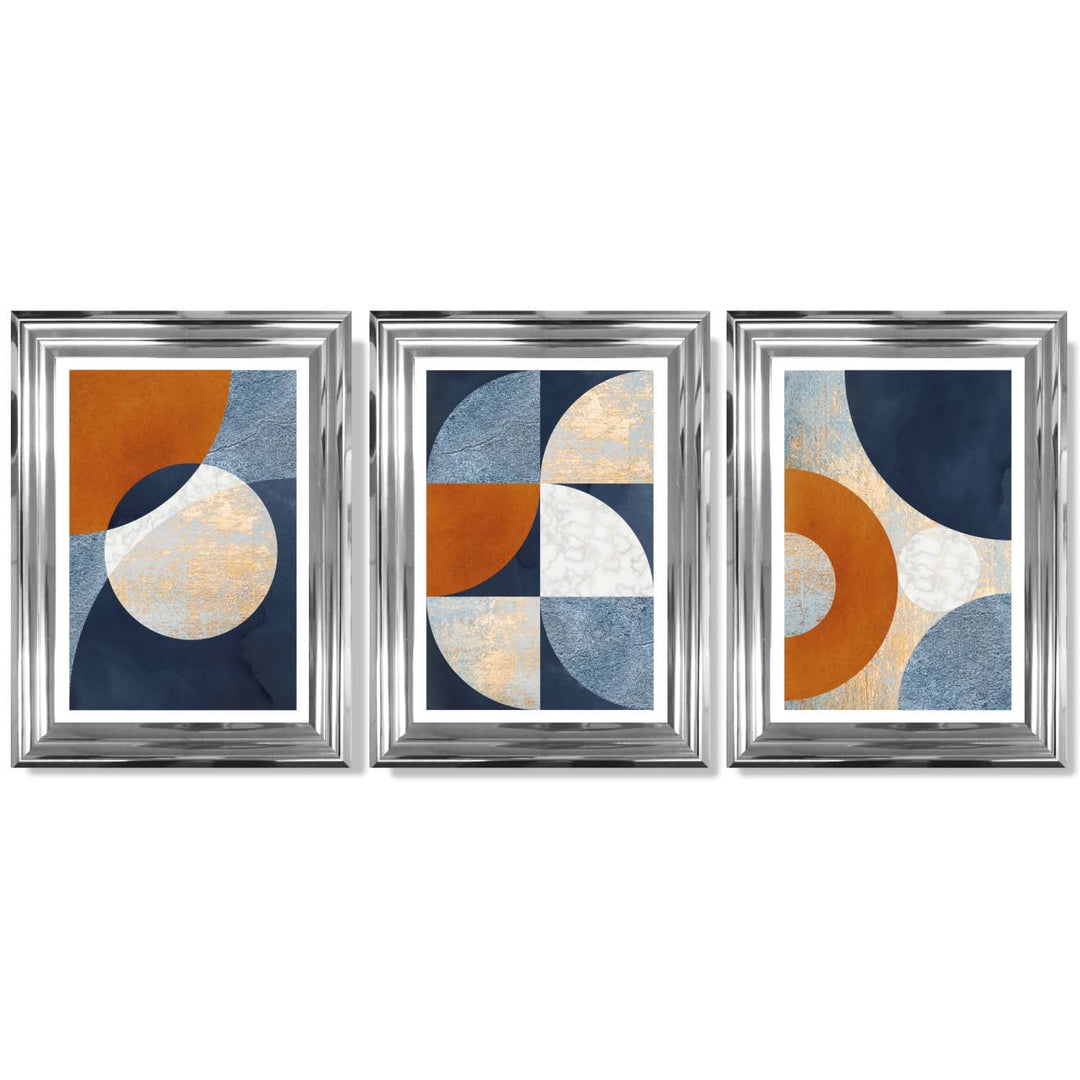 Abstrakt geometrisk sett med 3 innrammede kunsttrykk i marineblått, oransje og gull