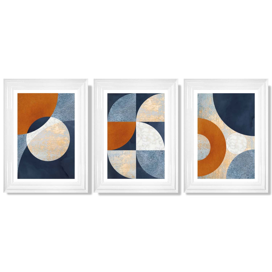 Abstrakt geometrisk sett med 3 innrammede kunsttrykk i marineblått, oransje og gull