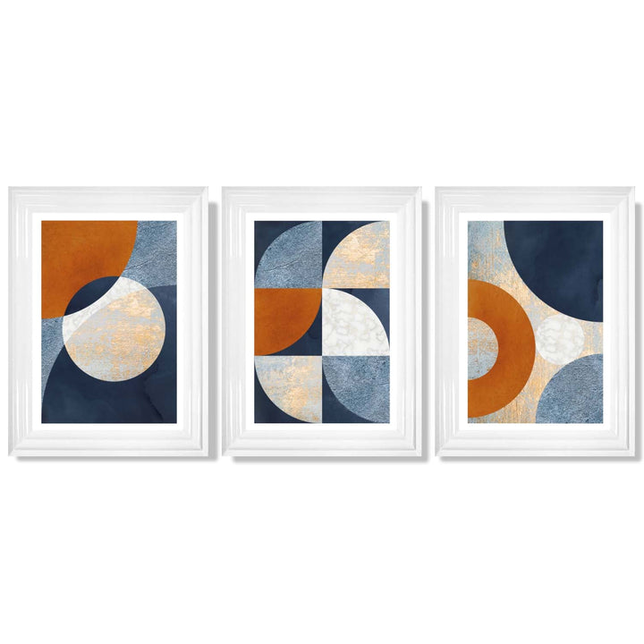Abstrakt geometrisk sett med 3 innrammede kunsttrykk i marineblått, oransje og gull