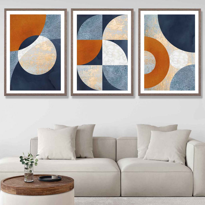 Abstrakt geometrisk sett med 3 innrammede kunsttrykk i marineblått, oransje og gull