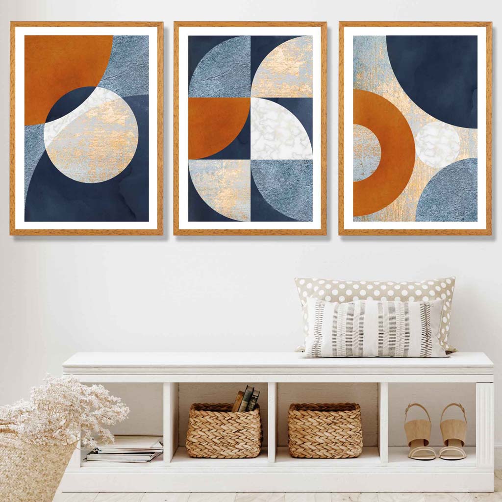Abstrakt geometrisk sett med 3 innrammede kunsttrykk i marineblått, oransje og gull