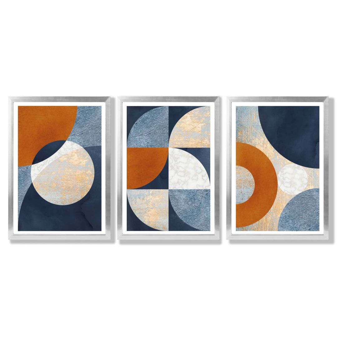 Abstrakt geometrisk sett med 3 innrammede kunsttrykk i marineblått, oransje og gull