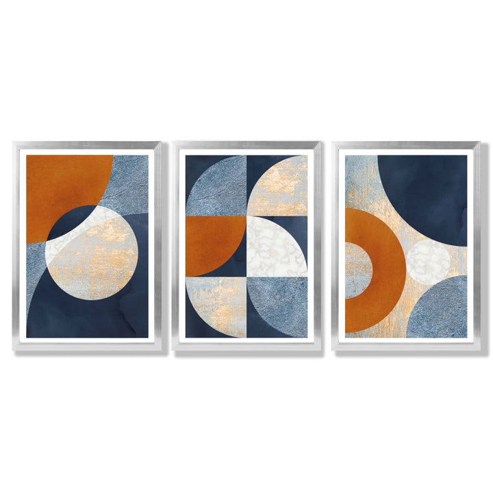 Abstrakt geometrisk sett med 3 innrammede kunsttrykk i marineblått, oransje og gull