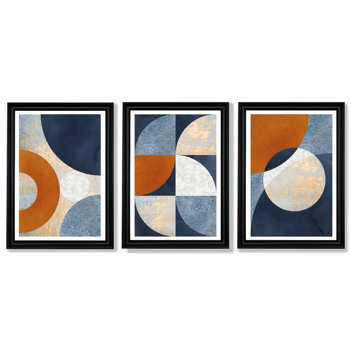 Abstrakt geometrisk sett med 3 innrammede kunsttrykk i marineblått, oransje og gull