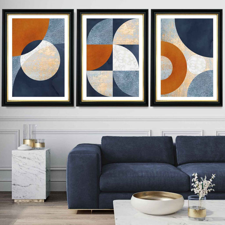 Abstrakt geometrisk sett med 3 innrammede kunsttrykk i marineblått, oransje og gull