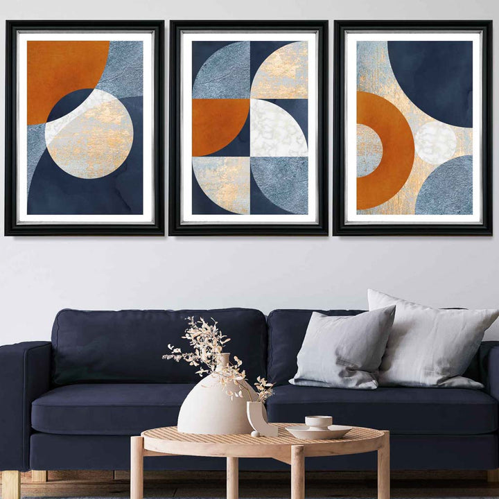 Abstrakt geometrisk sett med 3 innrammede kunsttrykk i marineblått, oransje og gull