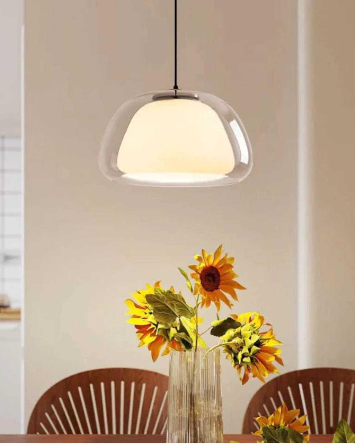 Norvo | Elegant lampe i form av en glasskuppel med krystallaccent