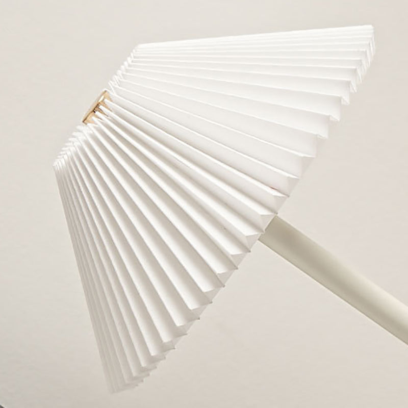 Norvo | Moderne skandinavisk oppladbar jernstoff cone plisserte LED bordlampe for nattbord