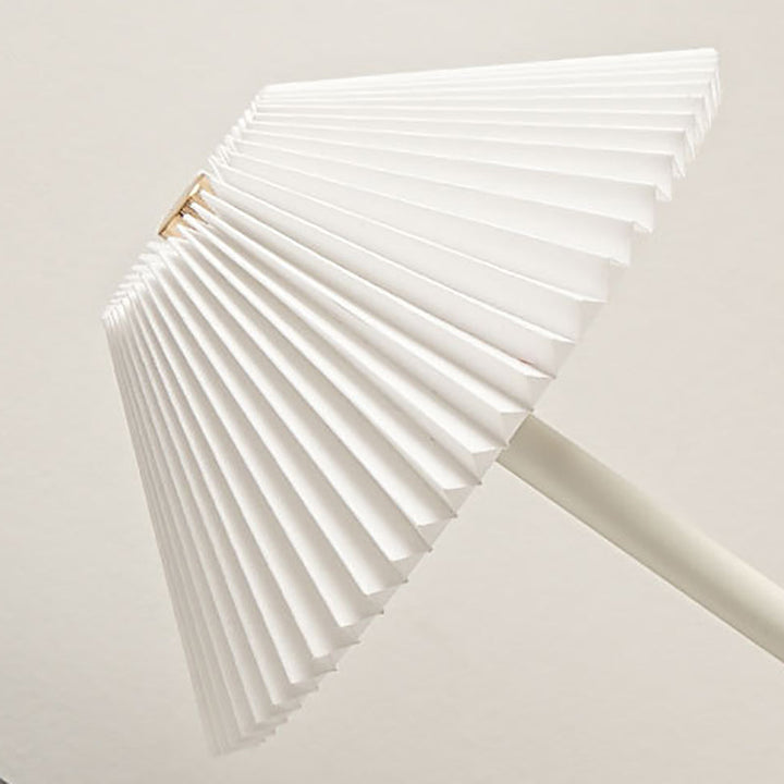 Skanto | Moderne skandinavisk oppladbar jernstoff cone plisserte LED bordlampe for nattbord